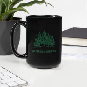 Schwarze glänzende Tasse “WILDERNESS WANDERER”